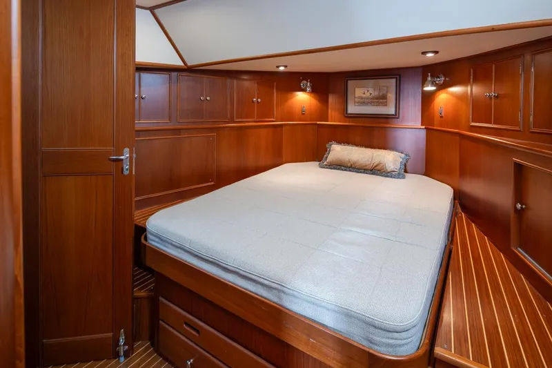 Slide: The Image of Luxurious cabin of the 2003 Grand Banks 54 Eastbay SX yacht. - 38