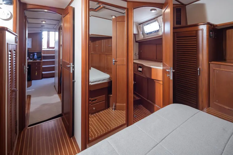 Slide: The Image of Interior of 2003 Grand Banks 54 Eastbay SX yacht. - 39
