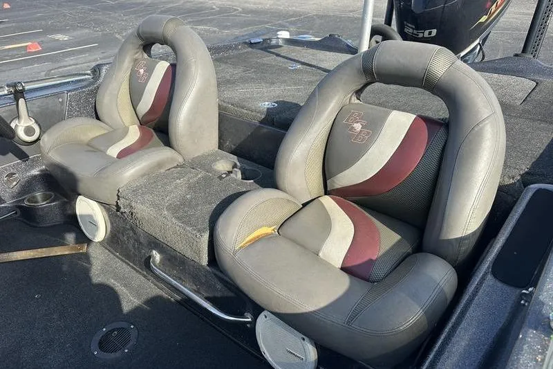 Slide: The Image of 2014 Bass Cat Puma FTD boat seats with gray and maroon upholstery. - 11