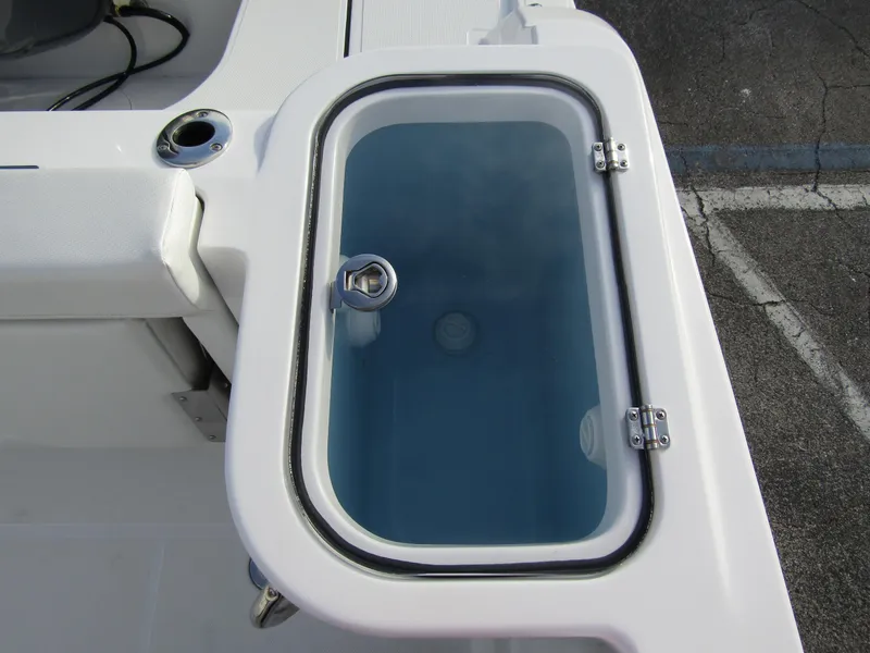 Slide: The Image of Livewell on 2025 Wellcraft 243 Fisherman boat, featuring a clear lid and secure latch. - 29