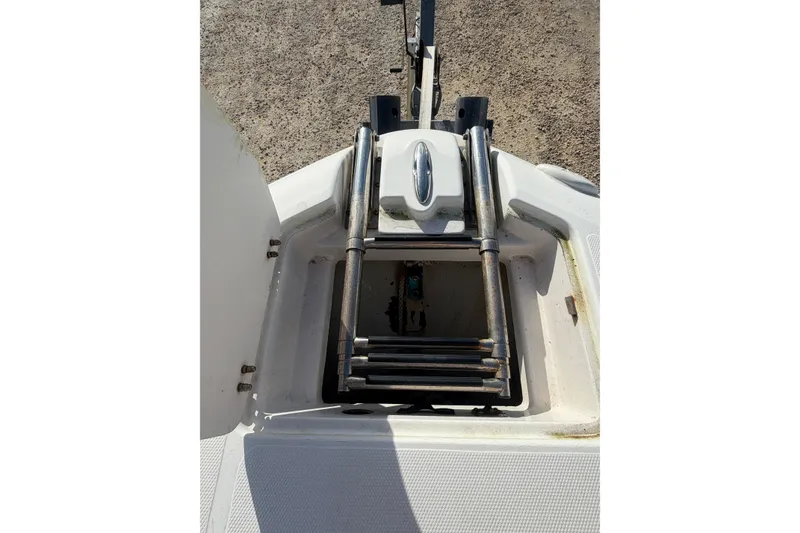 Slide: The Image of 2004 Hurricane SunDeck 260 OB boat ladder and storage compartment. - 15