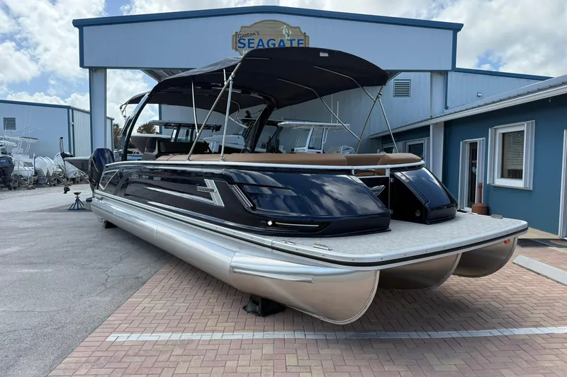 The Image of 2026 Bennington QX 30 QXSBA X2 Wide Beam pontoon boat at marina. - 1