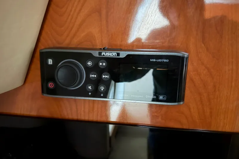 Slide: The Image of Fusion MS-UD750 stereo system on 2006 Cruisers Yachts 300 Express. - 42