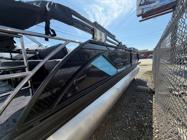 Slide: The Image of Godfrey Sweetwater 2286 SFL Tritoon - Yamaha 150 2026 - 4