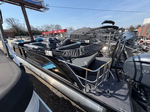 Slide: The Image of Godfrey Sweetwater 2286 SFL Tritoon - Yamaha 150 2026 - 9