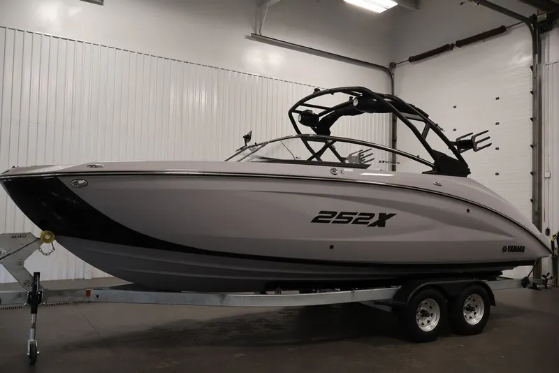 Slide: The Image of 2026 Yamaha Boats 252XE on trailer in indoor showroom setting. - 40