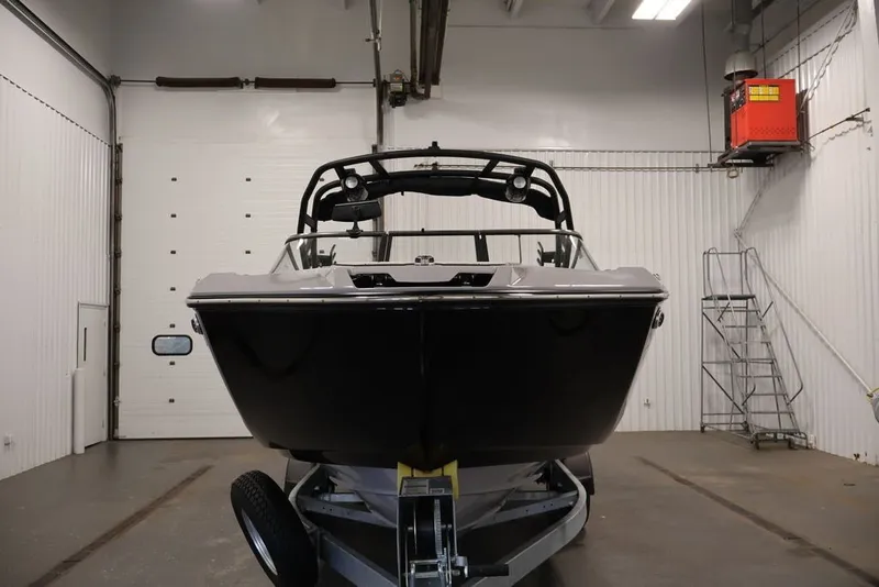 Slide: The Image of 2026 Yamaha Boats 252XE in a garage, front view on trailer. - 19
