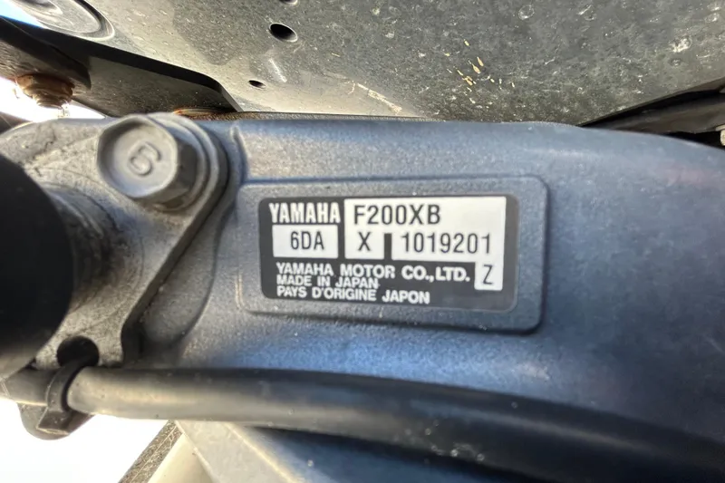 Slide: The Image of Yamaha F200XB engine label on 2016 NauticStar 25 XS boat, close-up view. - 100
