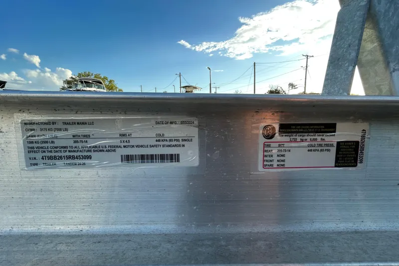 Slide: The Image of 2016 NauticStar 25 XS trailer specifications, including GVWR and tire pressure details. - 101