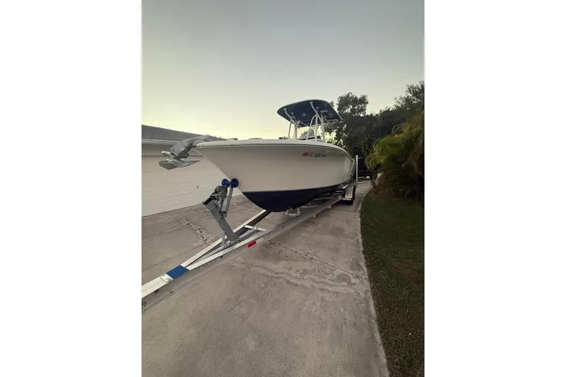 Slide: The Image of 2016 NauticStar 25 XS boat on trailer with Yamaha engine under blue sky. - 2
