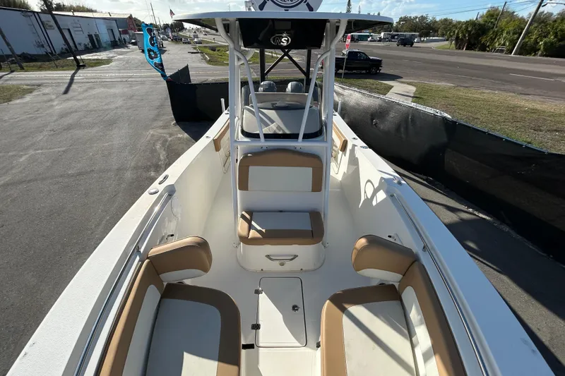 Slide: The Image of 2016 NauticStar 25 XS boat interior with tan seating and center console. - 32