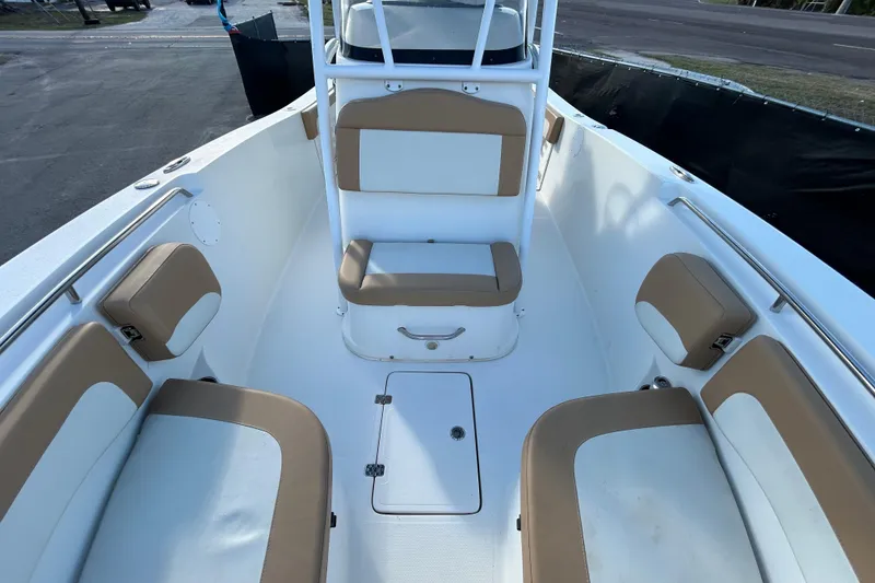 Slide: The Image of 2016 NauticStar 25 XS boat interior with tan and white seating. - 33