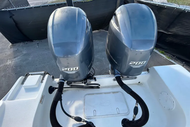 Slide: The Image of 2016 NauticStar 25 XS boat with twin 200 horsepower engines. - 44