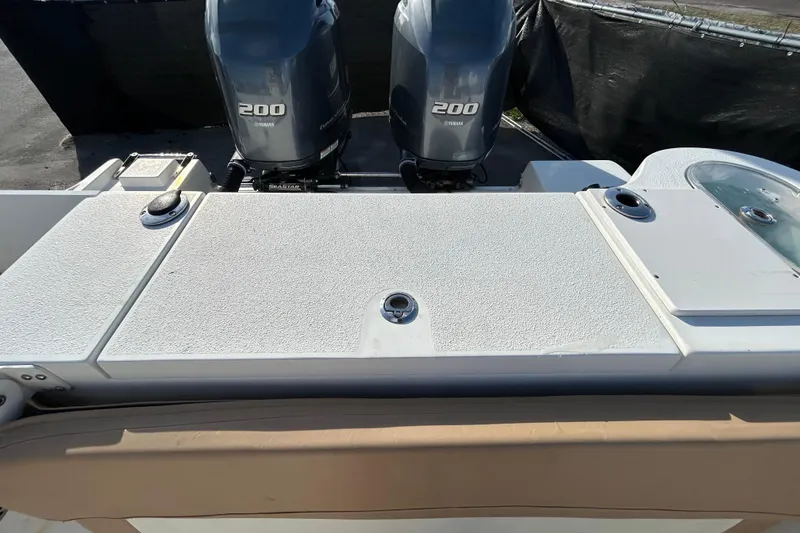 Slide: The Image of 2016 NauticStar 25 XS boat with twin Yamaha 200 engines, rear deck view. - 54