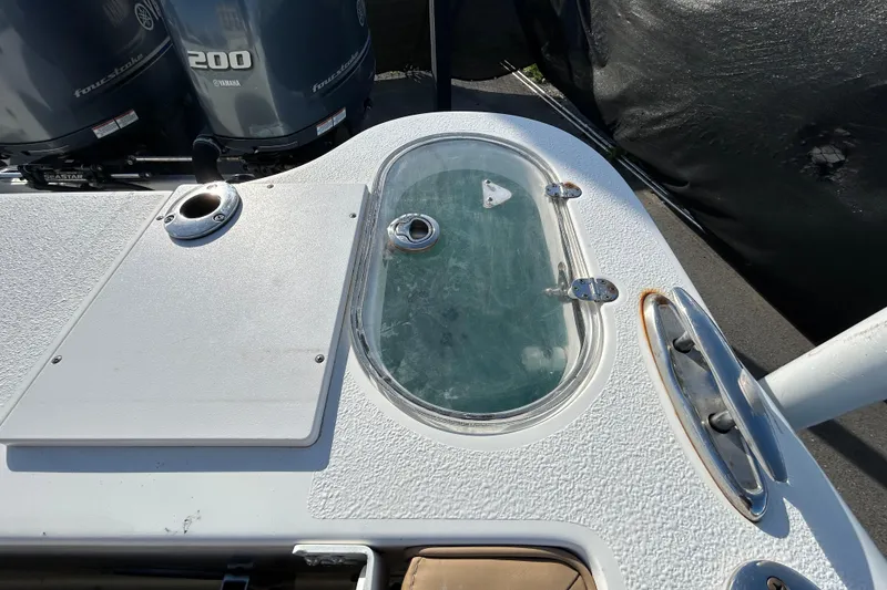 Slide: The Image of 2016 NauticStar 25 XS boat deck with livewell and Yamaha engines. - 57