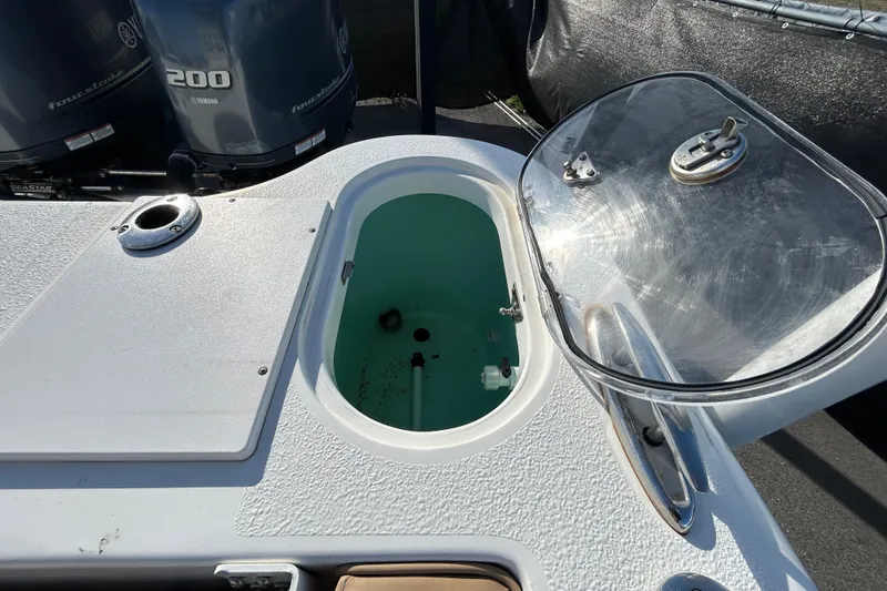 Slide: The Image of 2016 NauticStar 25 XS boat with open livewell and Yamaha 200 engines. - 58
