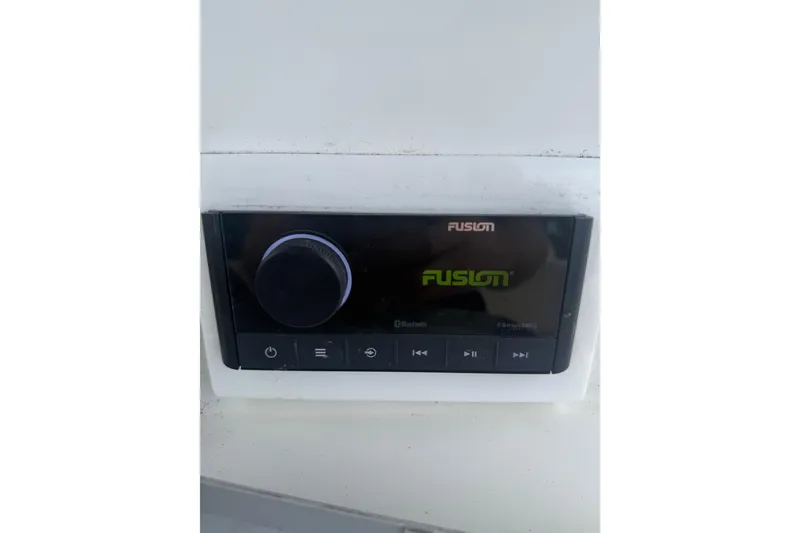 Slide: The Image of 2016 NauticStar 25 XS boat with Yamaha engine on trailer under blue sky. - 7