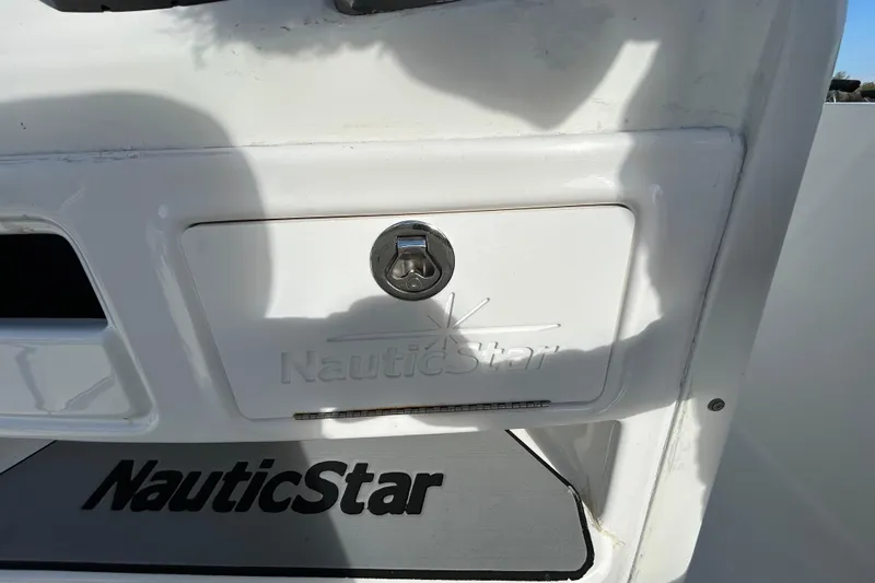 Slide: The Image of 2016 NauticStar 25 XS boat compartment with logo and latch. - 75