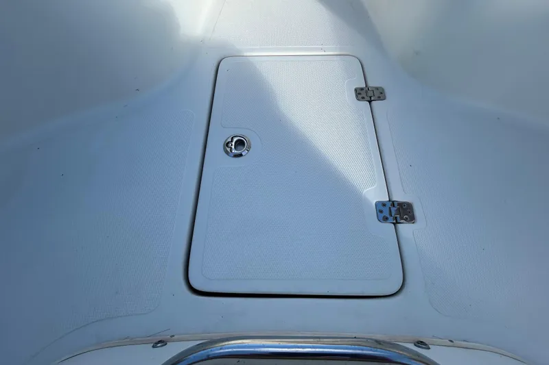 Slide: The Image of Hatch on 2016 NauticStar 25 XS boat deck, featuring stainless steel hinges. - 84
