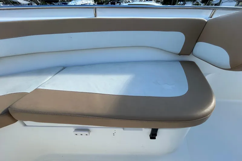 Slide: The Image of 2016 NauticStar 25 XS boat seat with tan and white upholstery. - 87