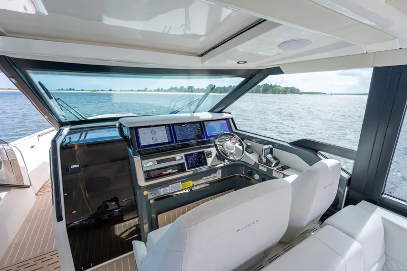 Slide: The Image of The Saxdor 400 GTC cockpit features modern instruments and a panoramic view of the water. - 26