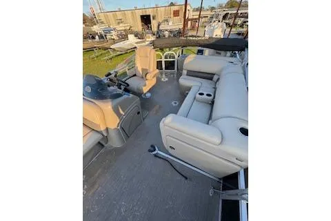 Slide: The Image of 2023 Sun Tracker Fishin' Barge 20 DLX with spacious seating and modern design. - 13