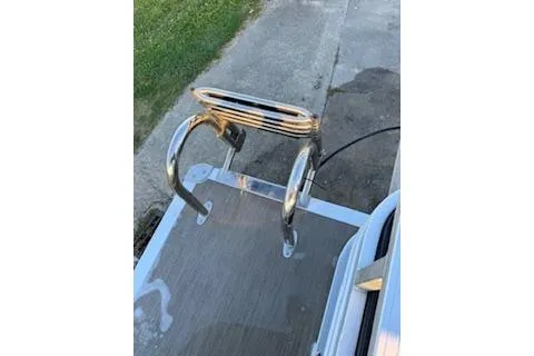 Slide: The Image of 2023 Sun Tracker Fishin' Barge 20 DLX ladder on dockside view. - 26