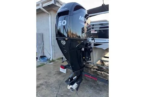 Slide: The Image of 2023 Sun Tracker Fishin' Barge 20 DLX with Mercury 60 outboard motor. - 28