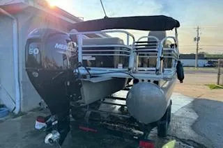 Slide: The Image of 2023 Sun Tracker Fishin' Barge 20 DLX pontoon boat with Mercury engine, rear view. - 4