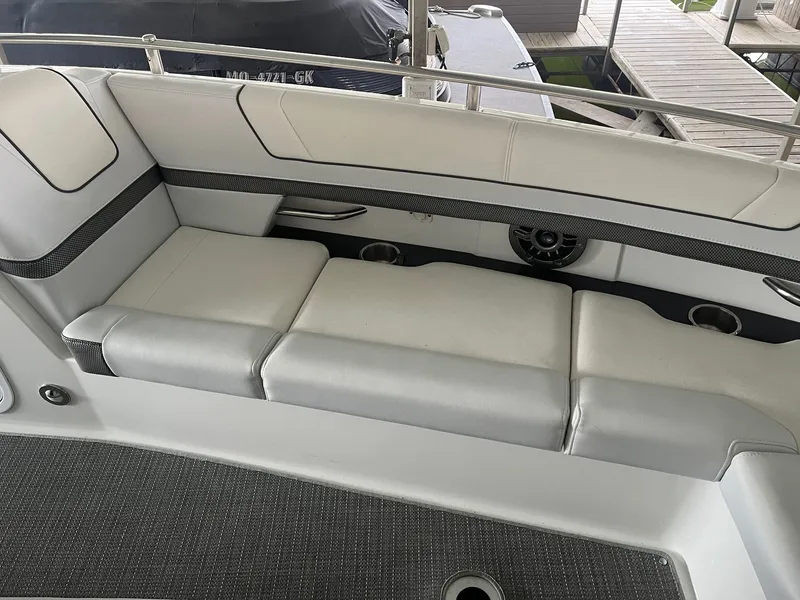 Slide: The Image of Formula 330 Crossover Bowrider 2019 - 15