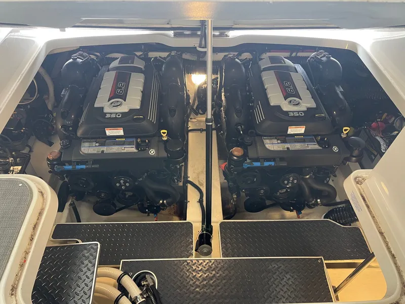 Slide: The Image of Formula 330 Crossover Bowrider 2019 - 23