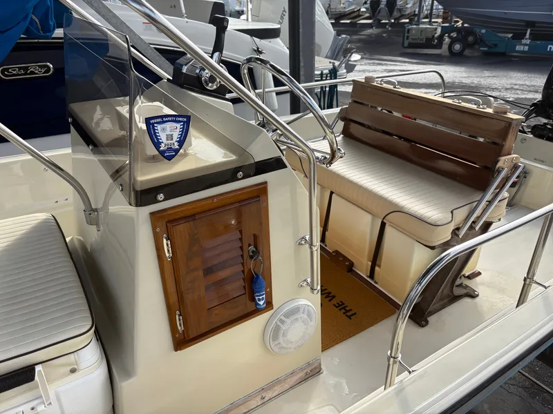 Slide: The Image of Boston Whaler 17 Montauk 1990 - 10