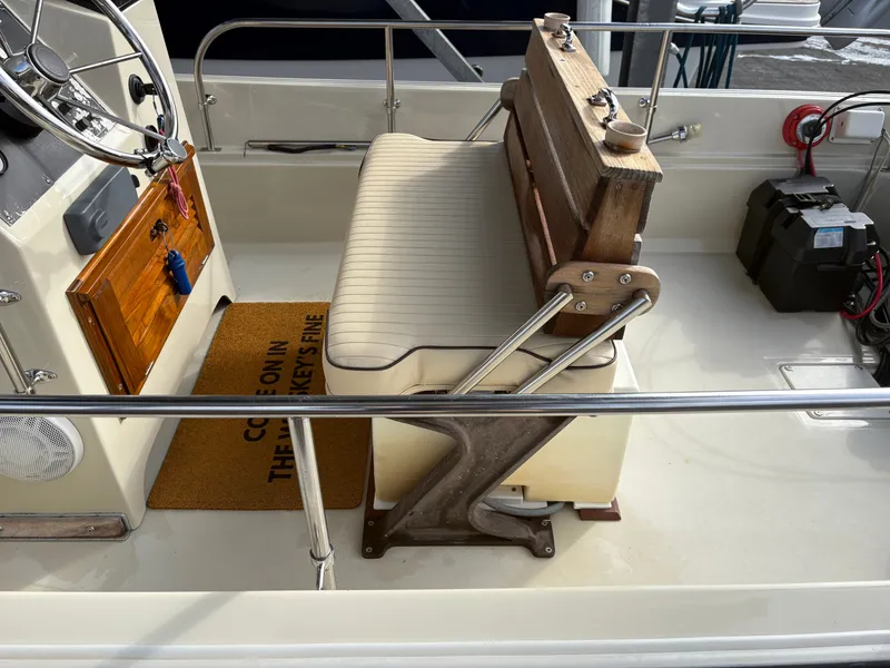 Slide: The Image of Boston Whaler 17 Montauk 1990 - 12