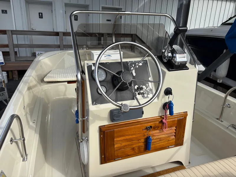 Slide: The Image of Boston Whaler 17 Montauk 1990 - 13