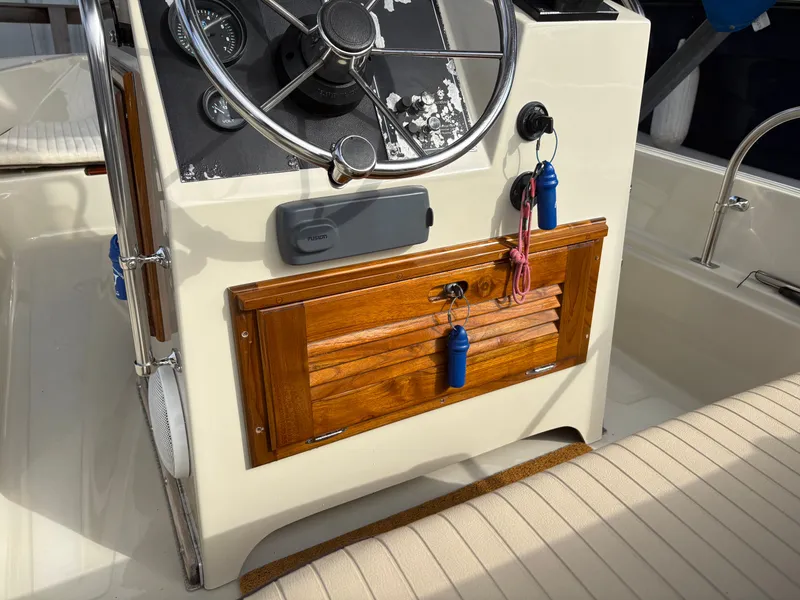 Slide: The Image of Boston Whaler 17 Montauk 1990 - 14