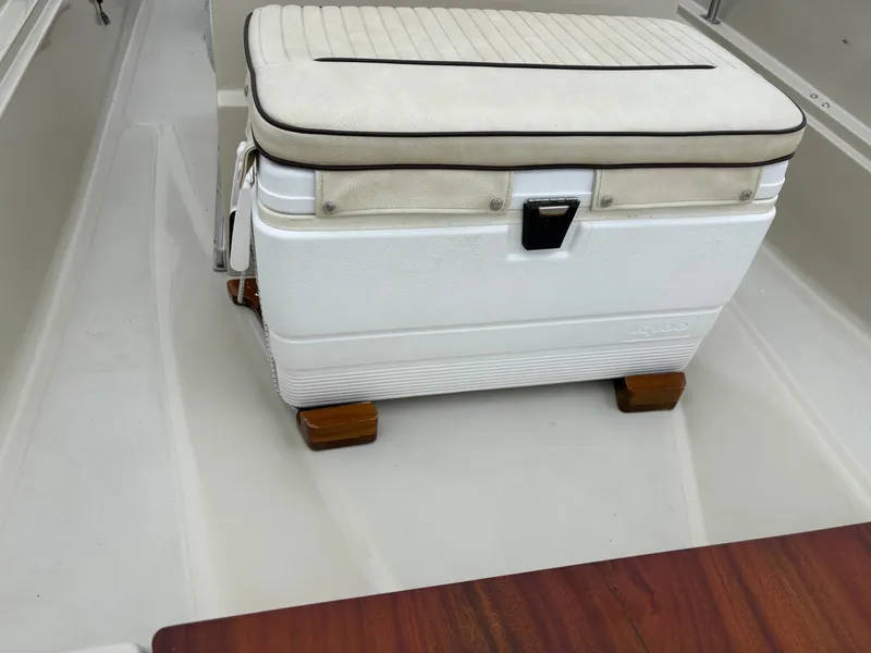 Slide: The Image of Boston Whaler 17 Montauk 1990 - 17