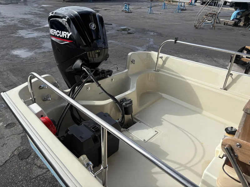 Slide: The Image of Boston Whaler 17 Montauk 1990 - 18