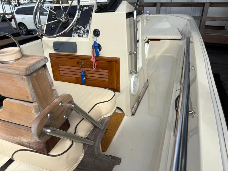 Slide: The Image of Boston Whaler 17 Montauk 1990 - 21