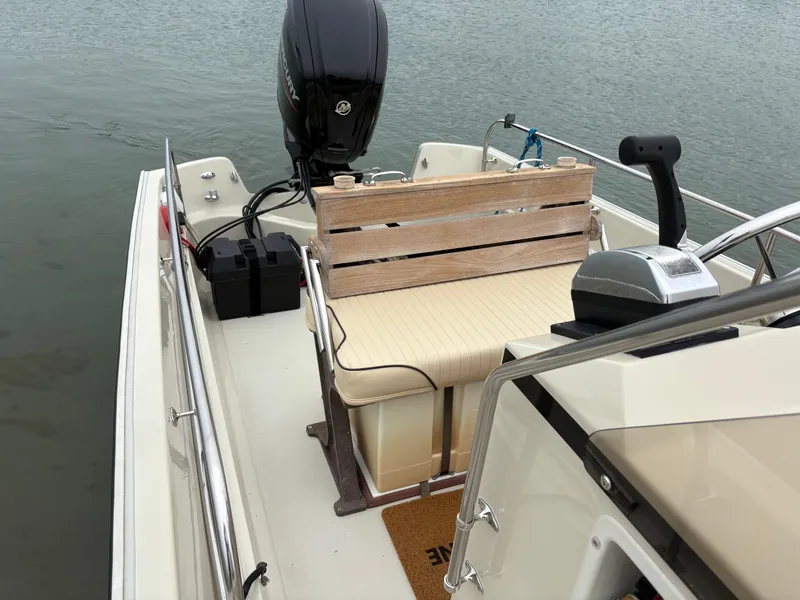 Slide: The Image of Boston Whaler 17 Montauk 1990 - 27
