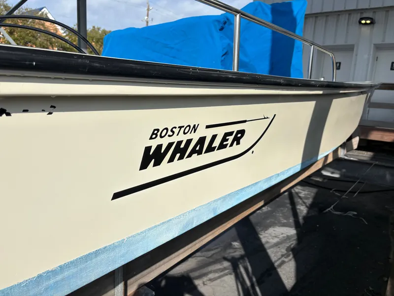 Slide: The Image of Boston Whaler 17 Montauk 1990 - 6