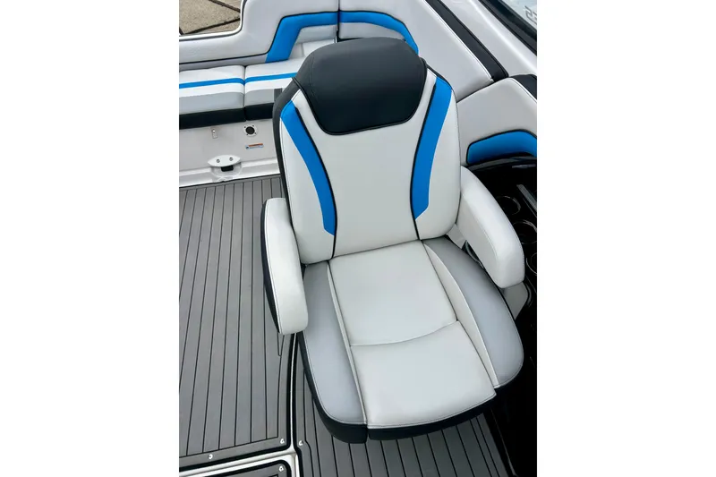 Slide: The Image of Captain's seat on 2018 Yamaha Boats 242X, featuring sleek design and blue accents. - 32