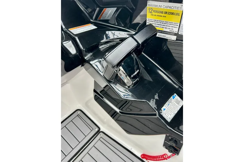 Slide: The Image of Close-up of 2018 Yamaha Boats 242X throttle control and capacity label. - 39