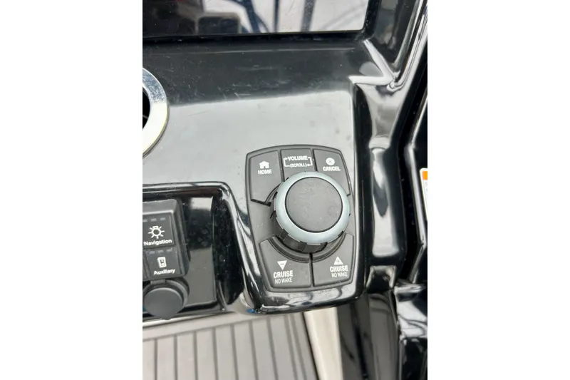 Slide: The Image of Control panel of 2018 Yamaha Boats 242X, featuring navigation and cruise settings. - 40