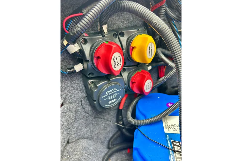 Slide: The Image of Electrical system of a 2018 Yamaha Boats 242X, featuring battery switches and wiring. - 51