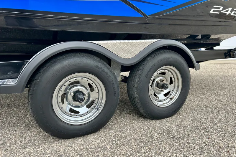 Slide: The Image of Trailer wheels of a 2018 Yamaha Boats 242X on asphalt surface. - 59