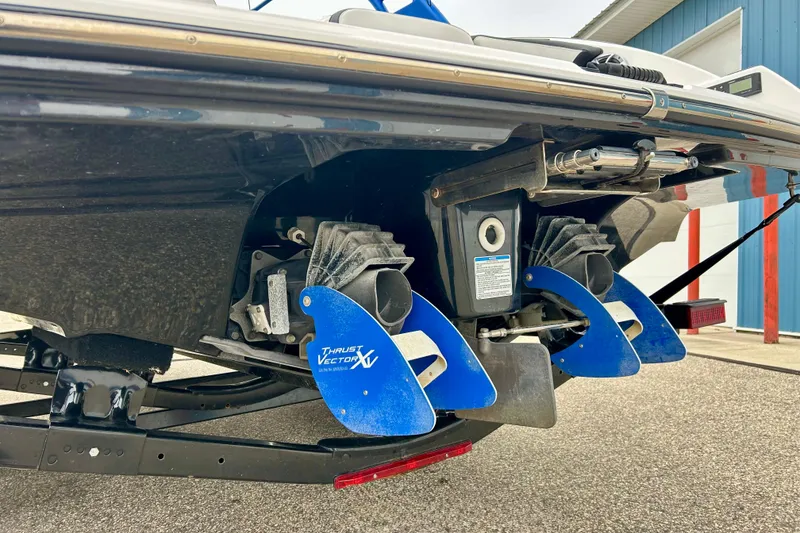 Slide: The Image of Rear view of 2018 Yamaha Boats 242X with Thrust Vector XV system. - 64