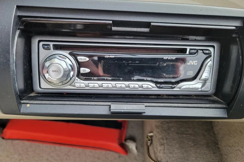 Slide: The Image of 2005 Lowe Fish & Ski 165 boat with JVC KD-G210 stereo system. - 11