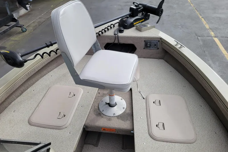 Slide: The Image of 2005 Lowe Fish & Ski 165 boat interior with swivel seat and storage compartments. - 15