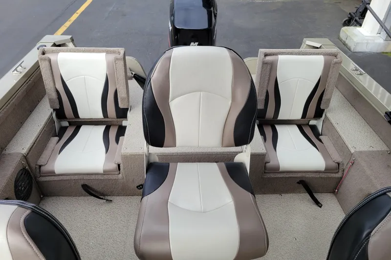 Slide: The Image of 2005 Lowe Fish & Ski 165 boat interior with three stylish seats. - 16