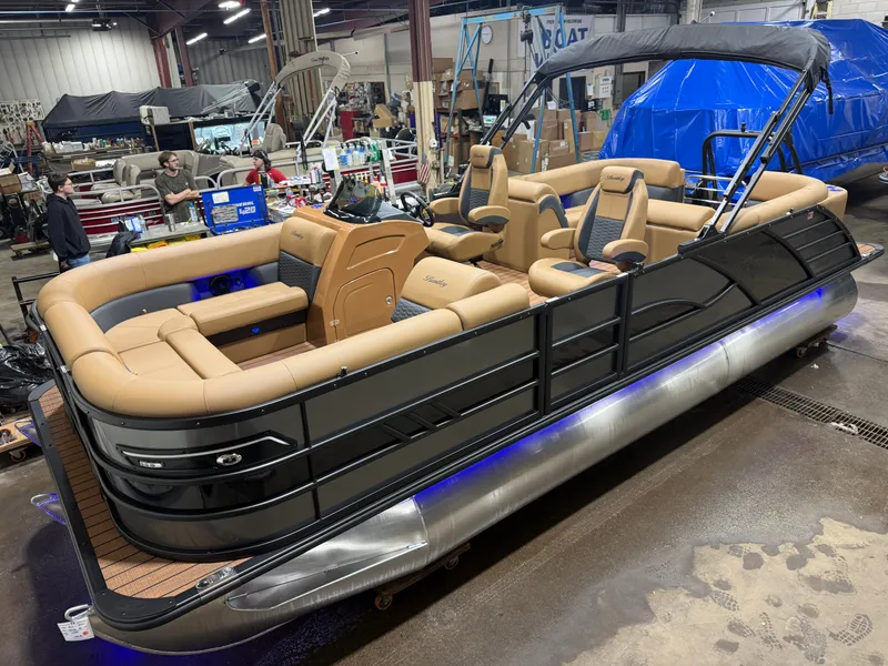 The Image of Bentley Pontoons Elite 223 Admiral Quad Lounge Tritoon 2026 - 1